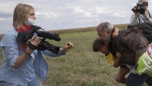 Три години пробация за унгарската операторка заради гаврата с мигрантите в Сърбия