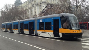 Трамвай аварира на „Константин Величков“ в столицата. Дърпат го в депото