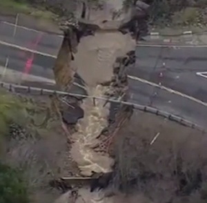 Пропадна път в Калифорния заради проливните дъждове