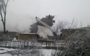 Самолет се разби върху къщи в Киргизстан, десетки жертви