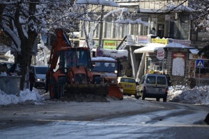 Обработват улиците в Търново с нова смес против заледяване
