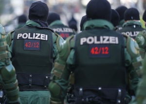 Задържаха повече от 30 мигранти при наркоакция в Австрия