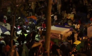 Зверско меле на мигранти пред бежански център в Париж заради минусовите температури (ВИДЕО)