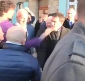 Младеж удари бившия френски премиер (ВИДЕО)