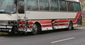 Петима в болница след катастрофа с автобус