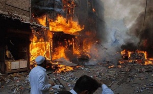 Най-малко 21 души загинаха при бомбен атентат на пазар в Пакистан