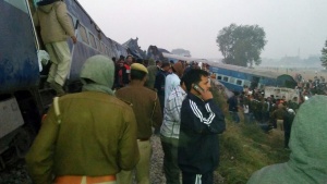 Над 30 души загинаха при дерайлиране на пътнически влак в Индия