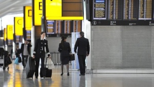 Десетки полети на британските летища са отменени заради гъстата мъгла