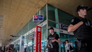 Хванаха трафикант с неизвестен вид дрога на летището в Истанбул