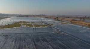 Ледени пързалки в Холандия над замръснало езеро