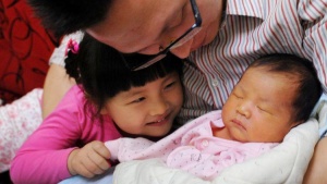 Ръст при раждаемостта в Китай след смекчаване на политиката за "едно дете в семейство"