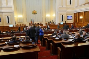 Със скандал и закъснение тръгна днешното извънредно заседание на парламента