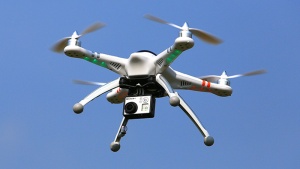 Предвиждат нови регулации за движение на дроновете