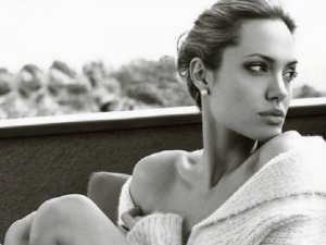 Красавицата Джоли стана лице на новия парфюм Guerlain