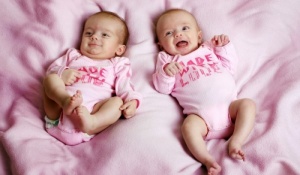 Американка роди близначки с различен цвят на кожата (ВИДЕО)