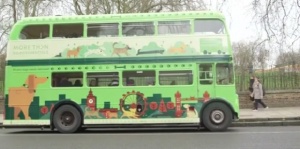 Специална разходка с първия автобус за кучета в Лондон