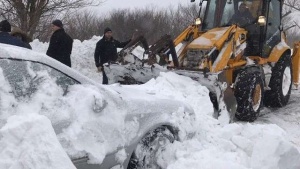 Снежно бедствие в Русия! 5 автобуса и 44 автомобила останаха под преспите в Атлайски край