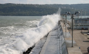 Пристанището във Варна е затворено за ненатоварените кораби заради силен вятър