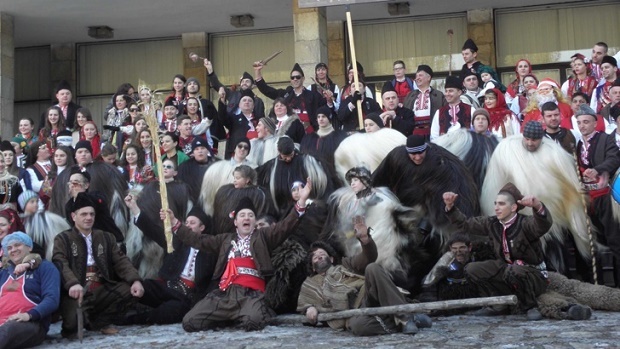 В Разлог стотици кукери изгониха злото