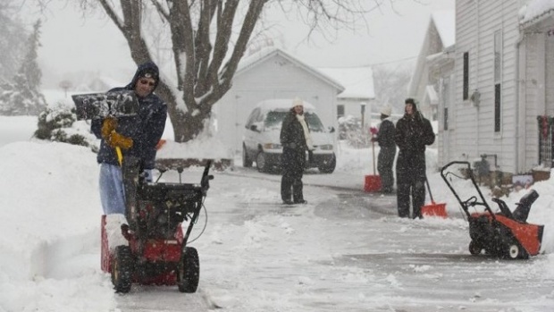 Снежните виелици в САЩ оставиха без ток хиляди
