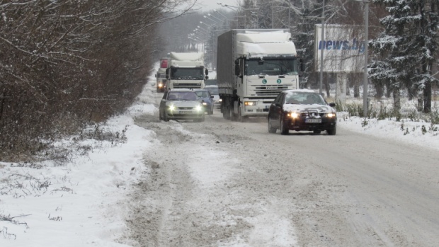 Обявиха жълт код за снегонавяване и поледици в Западна България за 5-ти януари