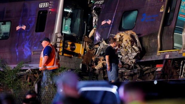 Разследващи: Дерайлиралият в Ню Йорк влак не е спрял на бариера