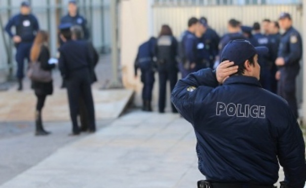 Бомби-самоделки разтърсиха Атина. Взривени са офиси и адвокатска кантора