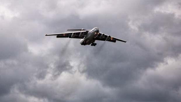Руски пътнически самолет на косъм от сблъсък с бомбандировач на НАТО