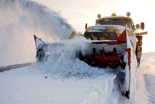 Заради екстремните условия и кметът на Златарица се включи в снегопочистването в града