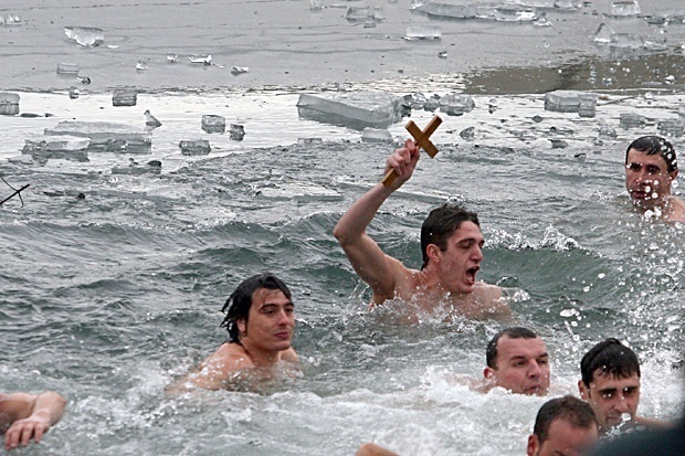 Бурният вятър отнесе кръста в Пазарджик. Падна на сантиметри от водата