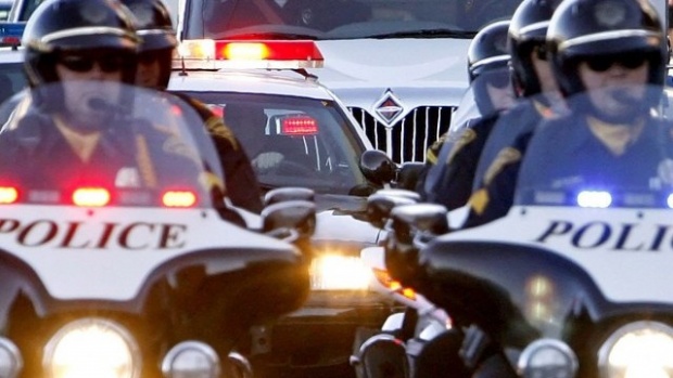 Гола жена открадна колата на полицай в Аризона след сигнал за изнасилване (ВИДЕО)