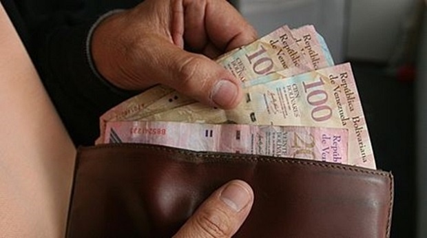 Вдигат двойно минималната заплата и пенсията във Венецуела