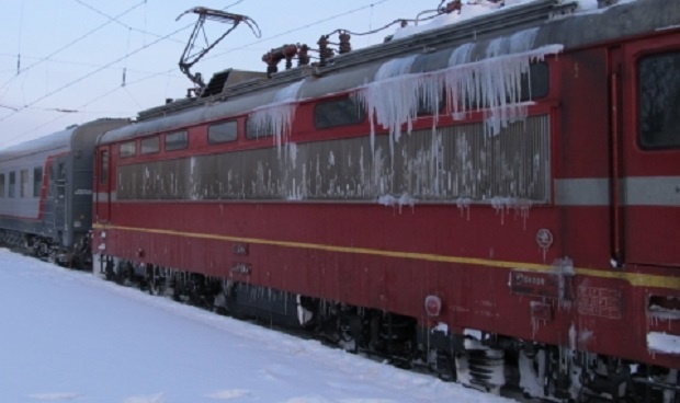 Спират някои от направленията на влаковете и автобусите заради зимната обстановка