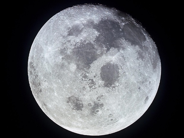 Нова теория! Луната може да е съставена от други малки луни