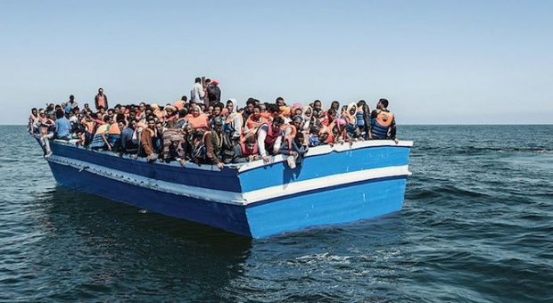 Местят мигрантите от Лесбос на военен кораб