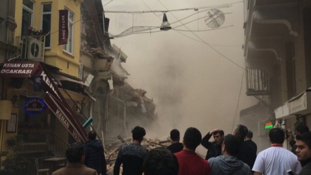 Един загинал и петима ранени при срутване на сграда в Истанбул