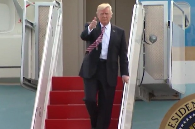 Tръмп даде на медиите рядката възможност да надзърнат в кабинета на самолета му