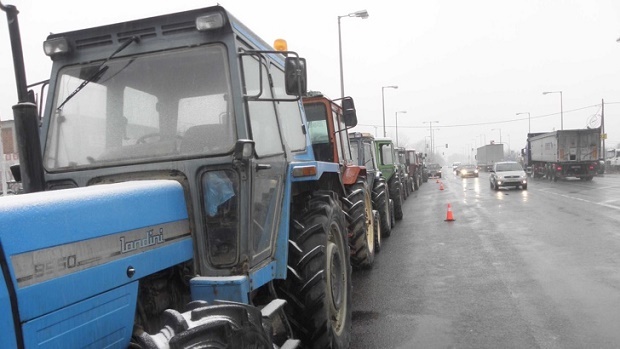 Гръцките земеделци продължават с опитите си да блокират границите с България и Македония