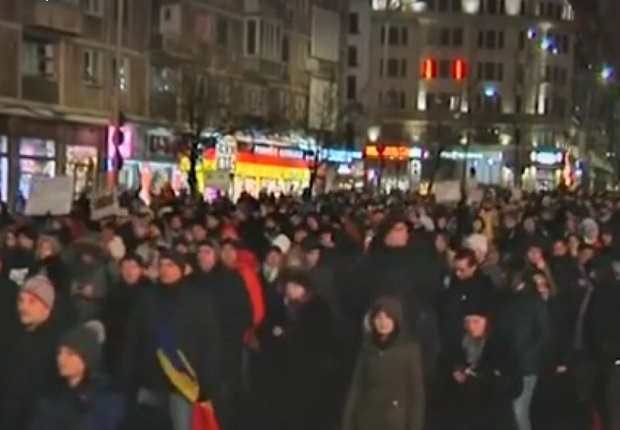 Продължават протестите в Букурещ срещу помилването на престъпници