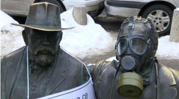 Емблематични паметници в София осъмнаха с противогази (СНИМКА)