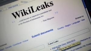 "Уикилийкс" публикува близо 5000 документа, уличаващи Фийон и Льо Пен в корупционни схеми