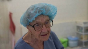 89-годишна рускиня оперира по четирима на ден, не мисли да спира