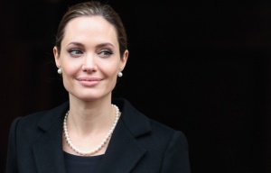 Джоли осъди "списъка" на Тръмп за бежанците