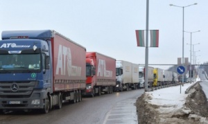 Търпението на ТИР-аджиите вече прелива, готвят протести заради опашките по границите