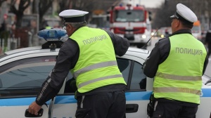 Такси блъсна полицай, докато униформеният преследвал подозрителен младеж