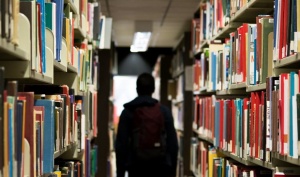 МОН: Над 10 000 студенти ще получат европейски стипендии