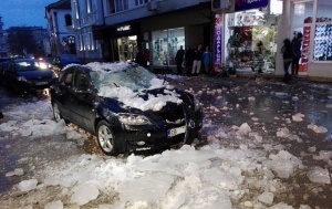 Огромен леден блок потроши кола в Габрово