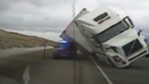 Драматична катастрофа в Щатите! Камион падна върху полицейска кола