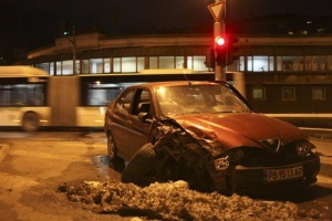 Клошари се настаниха в изоставен автомобил пред жилищен блок в "Красно село"