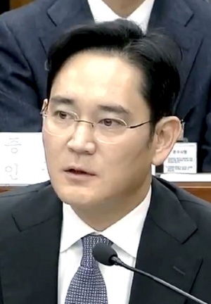 Отново са разпитвали вицепрезидента на „Самсунг“ заради скандала с президента на Южна Корея